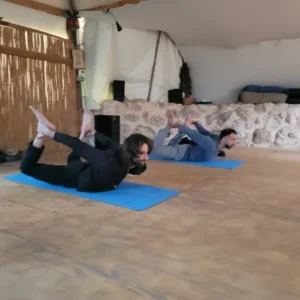 גברים בשכיבה על הבטן בתנוחת הקשת.